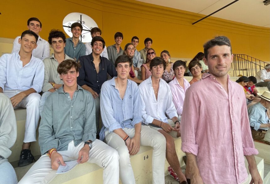 Alfonso Cadaval, con los jóvenes invitados a la novillada de Sevilla