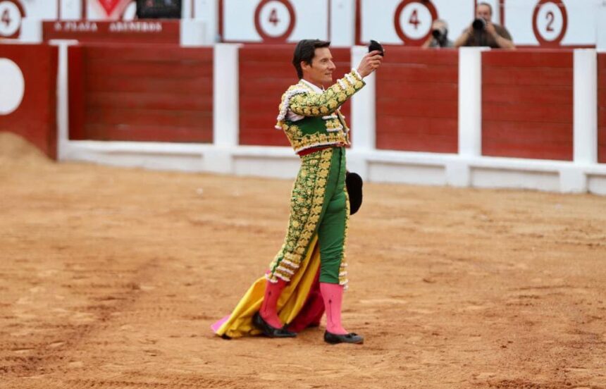 Diego Urdiales pasea una oreja en la vuelta de los toros a Gijón