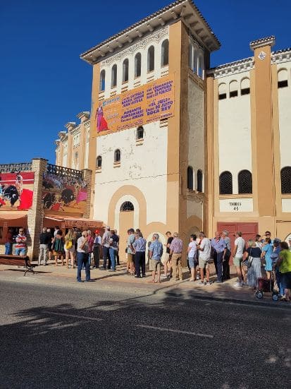 Gran ambiente en el inicio de la venta de entradas en Cuenca